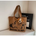 Borsa tote in tela marrone con stampe di animali e ciondolo a forma di cane - Marrone