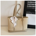 Dettaglio della borsa tote grande con trama in tessuto, finiture in pelle kaki e foulard - Cachi