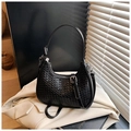 Detail der schwarzen geflochtenen Hobo-Tasche mit Silberreißverschluss und Struktur - Webdesign / Schwarz