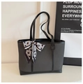 Détail du sac cabas gris tissé avec foulard décoratif à motifs cœurs sur la poignée - Noir
