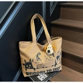 Borsa tote in tela kaki con illustrazione di animali e ciondolo a cucciolo di peluche - Beige