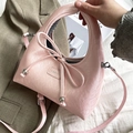 Rosa minimalistische Crescent Bag mit Schleife und integriertem Griff aus veganem Leder - Rosa