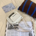 Petit sac bandoulière blanc avec oreilles et texte APASTTCA sur un magazine - Blanc Sans Pendentif