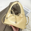 Minimalistische cremegelbe Baguette-Tasche mit Lederschleife und Metallperlen - Gelb