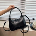 Bolso hobo media luna negro minimalista con acabado de cuero mate y correa ajustable - Negro