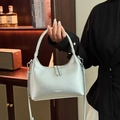 Bolso de hombro de media luna azul claro minimalista con acabado metálico y cuero - Plateado