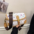 Weiße Vintage-Umhängetasche mit buntem Monogramm-Print und braunem Lederbesatz - Bunt