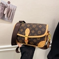 Vintage Umhängetasche aus dunkelbraunem Kunstleder mit Monogramm und breitem Gurt - Kaffeebraun