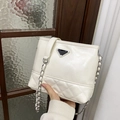 Bolso cubo blanco acolchado con correa de cadena y detalle de herraje triangular - Blanco Roto