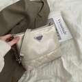 Bolso saco acolchado blanco crema con cadena plateada y placa de metal triangular - Madreperla