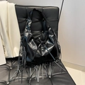 Glanzende zwarte laklederen hobo tas met franjes en strikdetail - Zwart