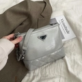 Bolso cubo gris brillante acolchado con cadena plateada y logo de triángulo - Gris Nube