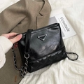 Bolso tipo cubo negro de gran capacidad en cuero acolchado con correa de cadena plata - Negro