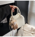 Bolso cubo blanco roto con grano de lichi, colgante de oso pequeño y correa ajustable - Con Colgante / Blanco Roto