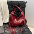 Donkerrode hobo tas van glanzend leer met franjes en brede schouderriem - Rood