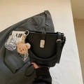Bolso tipo cubo de cuero granulado negro con cierre plateado y oso de peluche - Negro