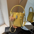 Bolso cubo minimalista de cuero amarillo con un lindo colgante de oso de peluche marrón - Amarillo