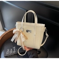 Sac seau en cuir tressé blanc crème avec nœud en dentelle et bandoulière réglable - Avec Pendentif / Blanc Cassé