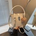 Elegante bolso bombonera blanco crema en cuero granulado con colgante de oso - Blanco