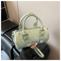 Dettaglio della borsa Boston in pelle verniciata verde menta con fibbie in metallo e tracolla - Verde