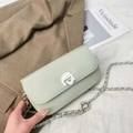 Bolso bandolera cuadrado verde menta con cadena plateada y detalle de bola metálica - Verde