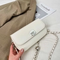 Bolso bandolera blanco minimalista con cadena plateada y hebilla de bola metálica - Blanco Roto