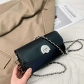 Bolso de hombro en cuero brillante negro con cadena plateada y cierre giratorio - Negro