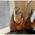 Braune Hobo-Tasche aus PU-Leder mit Vintage-Struktur und goldener Metallschnalle - Braun