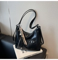 Detail der schwarzen Hobo-Tasche mit silbernen Reißverschlüssen und Schnallen auf Leder - Schwarz