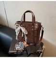 Détail du sac en cuir serpent marron avec nœud élégant en dentelle et perles nacrées - Café avec Pendentif