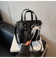 Détail d'un sac bandoulière noir effet serpent avec un nœud en dentelle et perles - Noir avec pendentif