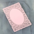 Roze lasergesneden kanten decoratieve kaart met ovaal midden op mesh achtergrond - Roze