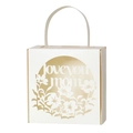 Dettaglio del taglio laser 'Love You Mom' e fiori sulla scatola regalo color crema - Avorio