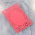Gros plan d'une carte dentelle rouge découpée au laser avec motifs floraux creux - Rouge Perlé