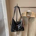 Sac cabas en cuir brillant noir avec chaînes argentées et pendentif à franges - Noir Avec Pendentif