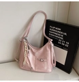 Rosa Shopper aus weichem Leder mit modischem Anhänger und Silberschnalle auf weißem Tisch - Rosa