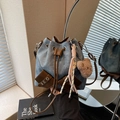 Blaue Jeans-Beuteltasche mit Lederbesatz und braunem Plüschbär-Anhänger-Detail - Mit Anhänger / Denim-Blau