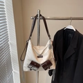 Sac fourre-tout chic en cuir beige et marron avec chaîne argentée et doubles poches - Crème Café Avec Pendentif