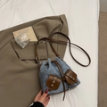 Patchwork-Eimertasche aus blauem Denim und braunem Leder mit Kordelzug und Trageriemen - Ohne Anhänger / Denim-Blau