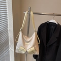 Sac à bandoulière en similicuir crème brillant avec chaîne et deux poches à rabat devant - Beige Avec Jaune (Sans Pendentif)