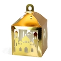 Makro-Detail der lasergeschnittenen Goldlaterne mit Moscheemuster für Ramadan-Deko - Reflektierendes Gold