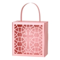Dettaglio della scatola regalo rosa tagliata al laser con croce e finitura perlata - Rosa