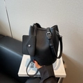 Schwarze Beuteltasche aus Leder mit Kieselmaserung, kleiner Tasche und Gurt - Schwarz