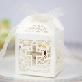 Boîte à dragées blanche découpée au laser avec motif croix et ruban en organza - Ivoire