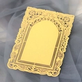 Carte décorative en dentelle jaune découpée au laser avec arche sur fond de tulle gris - Or