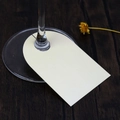 Détail des marque-places nacrés pour verres à vin sur fond de bois élégant - 8.5x5.7cm / Étoile Crème Bijoux