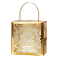Detalle del intrincado patrón floral mandala cortado con láser en bolsas doradas - Oro Reflectante