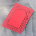 Gros plan d'une carte en dentelle rouge découpée au laser avec motifs floraux fins - Rouge Perlé