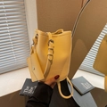 Hellgelbe Beuteltasche aus Leder mit Kieselprägung, Mini-Tasche und Schultergurt - Gelb