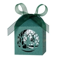 Détail de la boîte de Noël vert foncé avec motifs de renne et forêt découpés au laser - Vert Encre